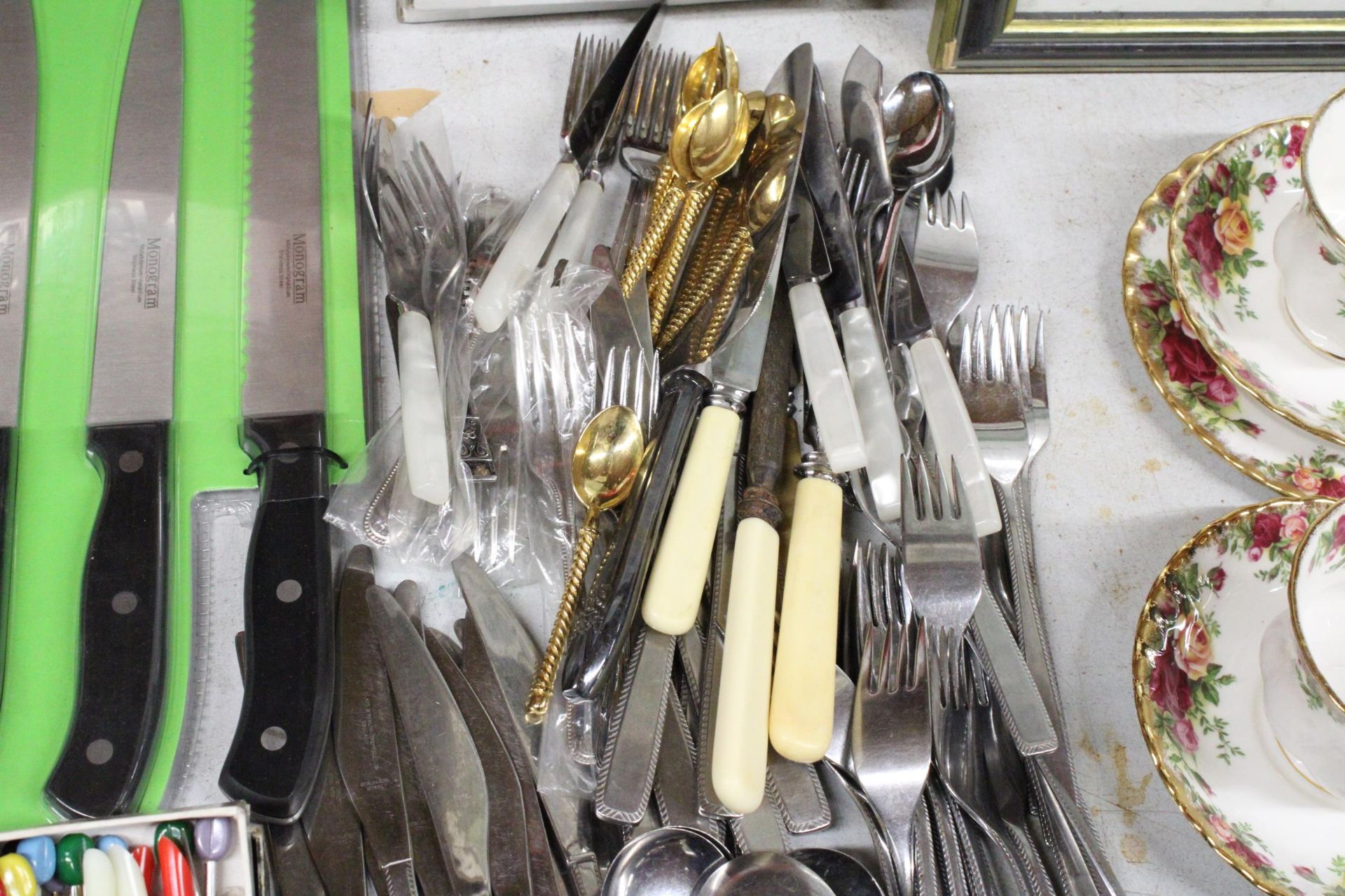 A LARGE QUANTITY OF FLATWARE TO INCLUDE A THREE PIECE KNIFE SET - Image 4 of 6