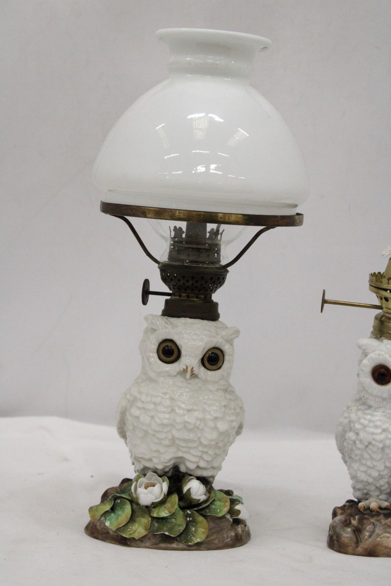 TWO VINTAGE OIL LAMPS WITH OWL BASES, ONE MISSING THE SHADE, HEIGHT 35CM - Image 4 of 7