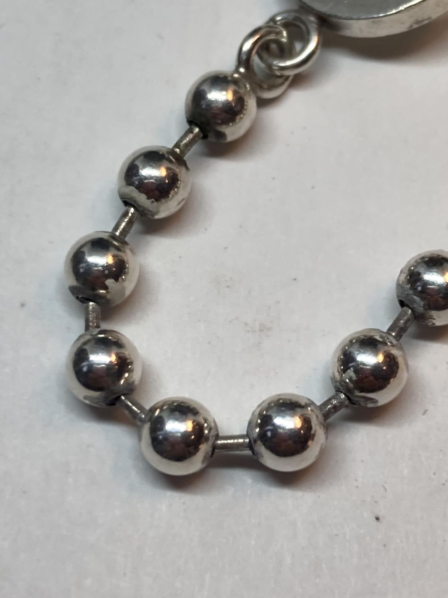 A GENUINE GUCCI SILVER BOULE CHAIN BRACELET APPROXIMATLY 18CM LONG IN ORIGINAL PRESENTATION BOX WITH - Image 7 of 12