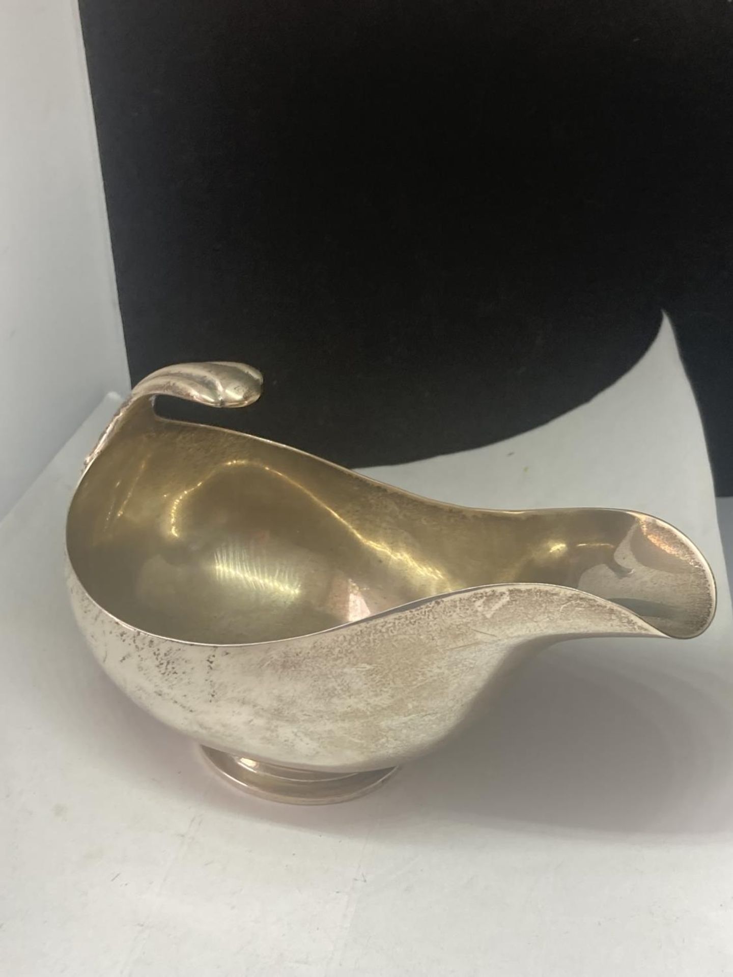 A HALLMARKED CHESTER SILVER GRAVY BOAT GROSS WEIGHT 200.5 GRAMS - Image 3 of 8