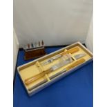 TWO VINTAGE ITEMS TO INCLUDE BOXED CARVING SET AND A BAR CONTAINING NOVELTY COCKTAIL STICKS