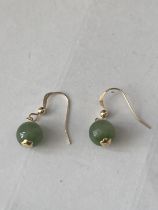 A PAIR OF MARKED 9K EARRINGS WITH GREEN CHALCEDONY STONES
