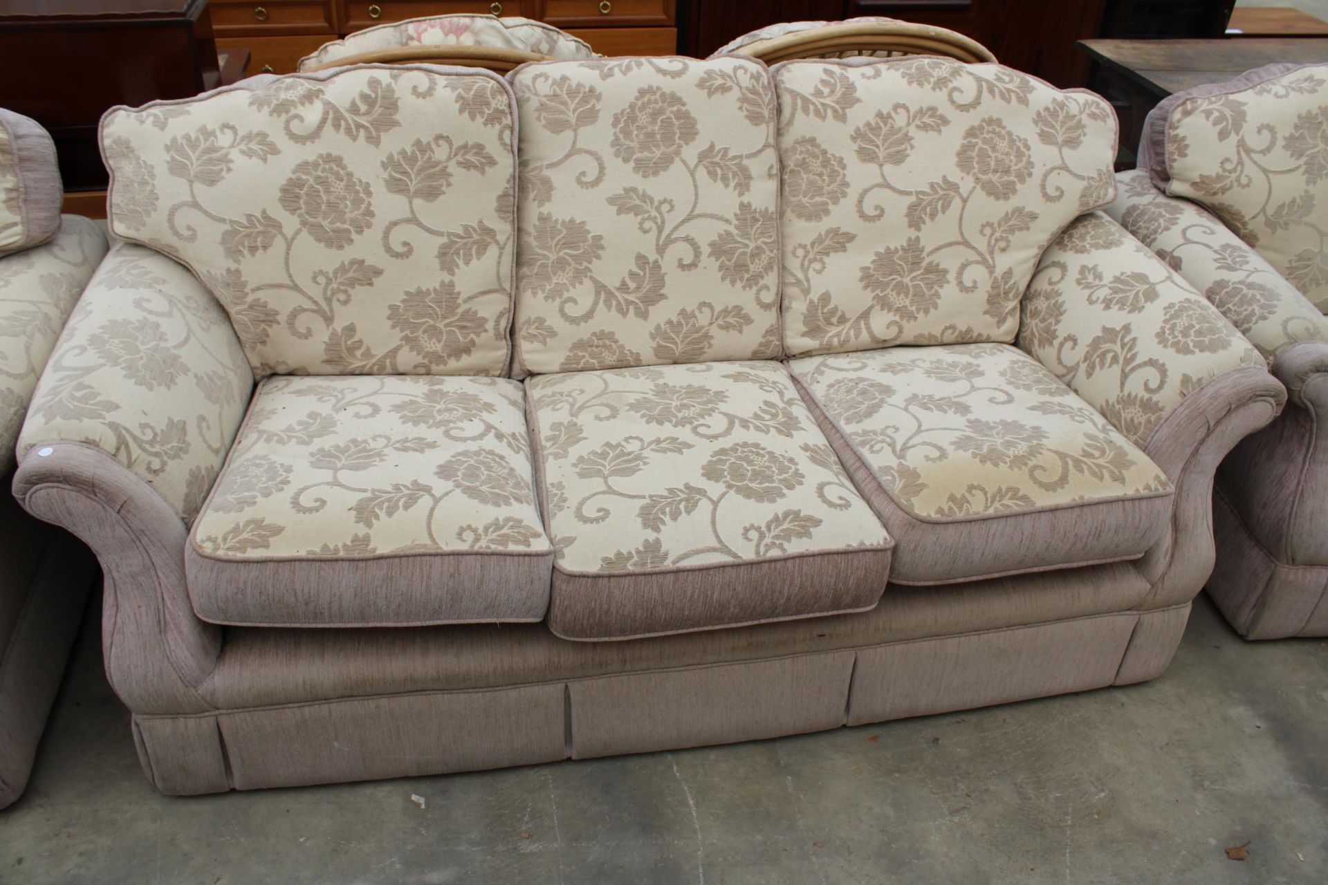 A MODERN FLORAL THREE PIECE SUITE WITH SIX LOOSE CUSHIONS - Image 3 of 6