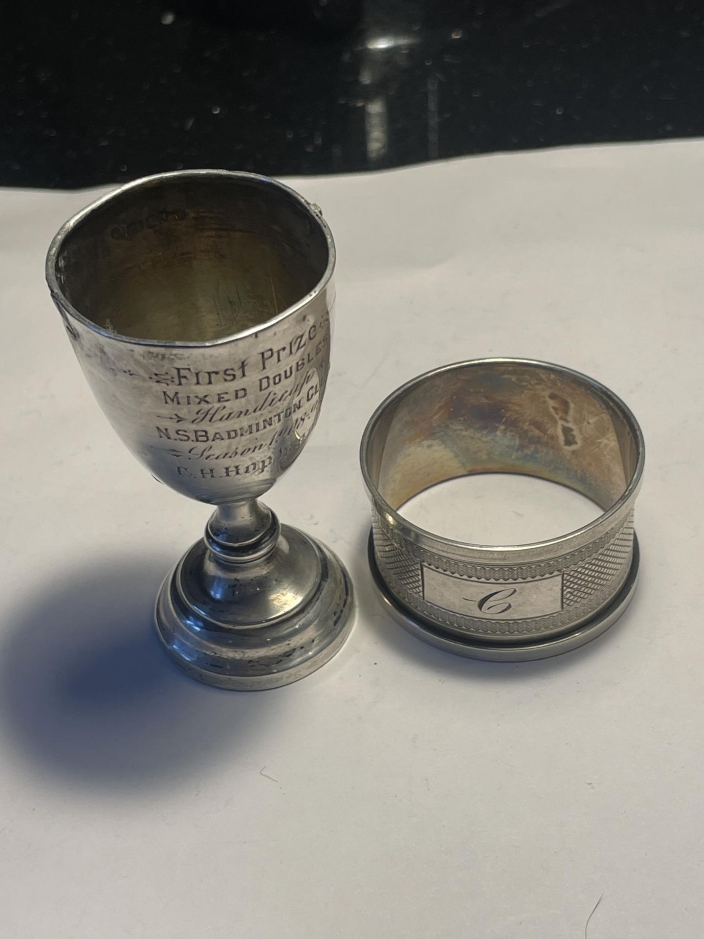 TWO HALLMARKED BIRMINGHAM SILVER ITEMS TO INCLUDE AN ENGRAVED NAPKIN RING AND AN ENGRAVED CUP