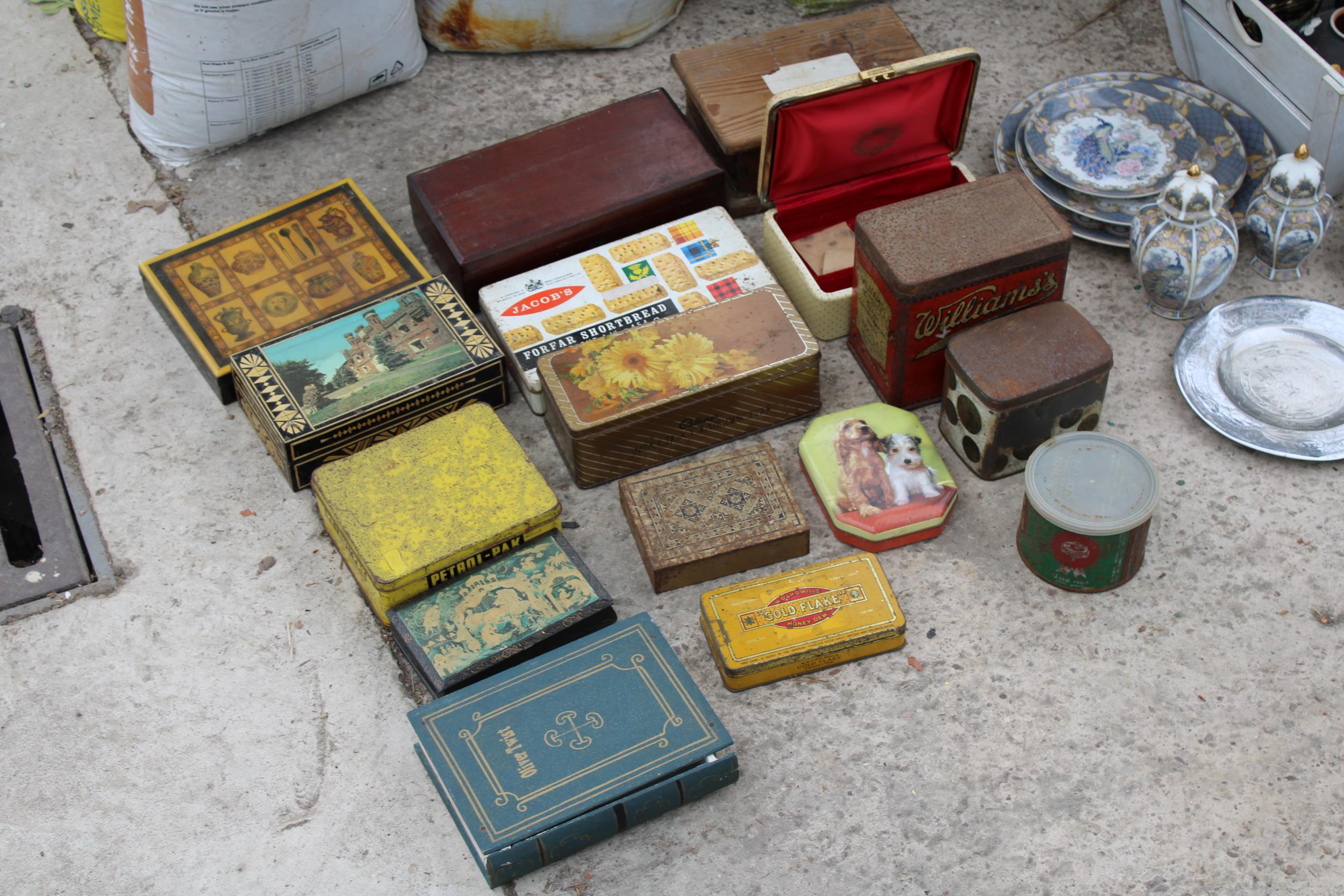 A LARGE ASSORTMENT OF ITEMS TO INCLUDE VINTAGE TINS, BLUE AND WHITE CERAMICS AND VASES ETC - Image 3 of 3