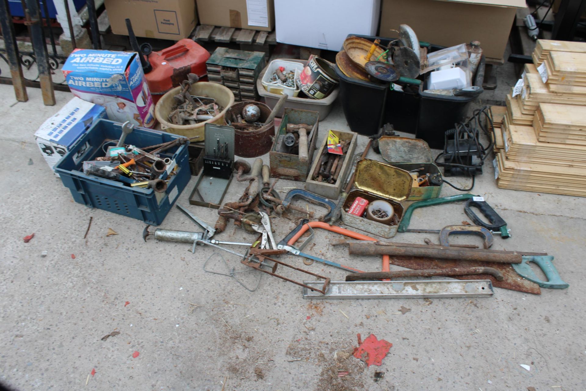 A LARGE ASSORTMENT OF VINTAGE TOOLS TO INCLUDE G CLAMPS, BRACE DRILLS, HAMMERS AND SPANNERS ETC