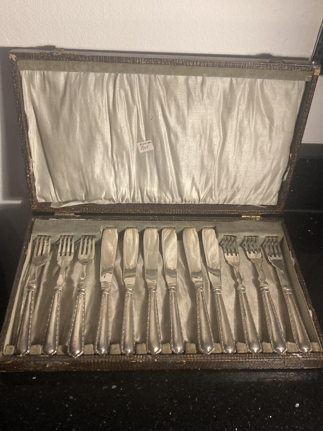 A SET OF HALLMARKED 1925 BIRMINGHAM SILVER FISH KNIVES AND FORKS IN A PRESENTATION BOX
