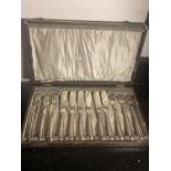 A SET OF HALLMARKED 1925 BIRMINGHAM SILVER FISH KNIVES AND FORKS IN A PRESENTATION BOX