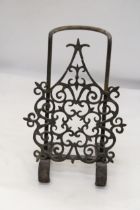 A VINTAGE CAST IRON ADJUSTABLE TRIVET