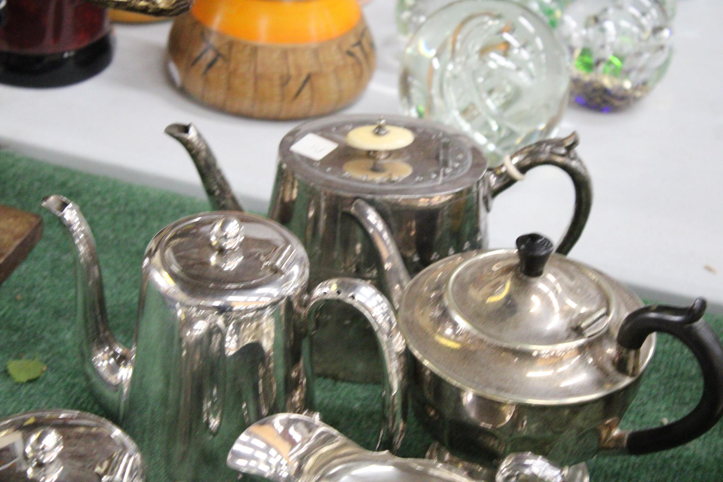 A QUANTITY OF SILVER PLATED ITEMS TO INCLUDE TEAPOTS, COFFEE POT, JUGS, SUGAR BOWLS AND A NAPKIN - Image 5 of 5