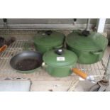 FOUR GREEN LE CREUSET PANS, ONE FRYING PAN AND THREE WITH LIDS