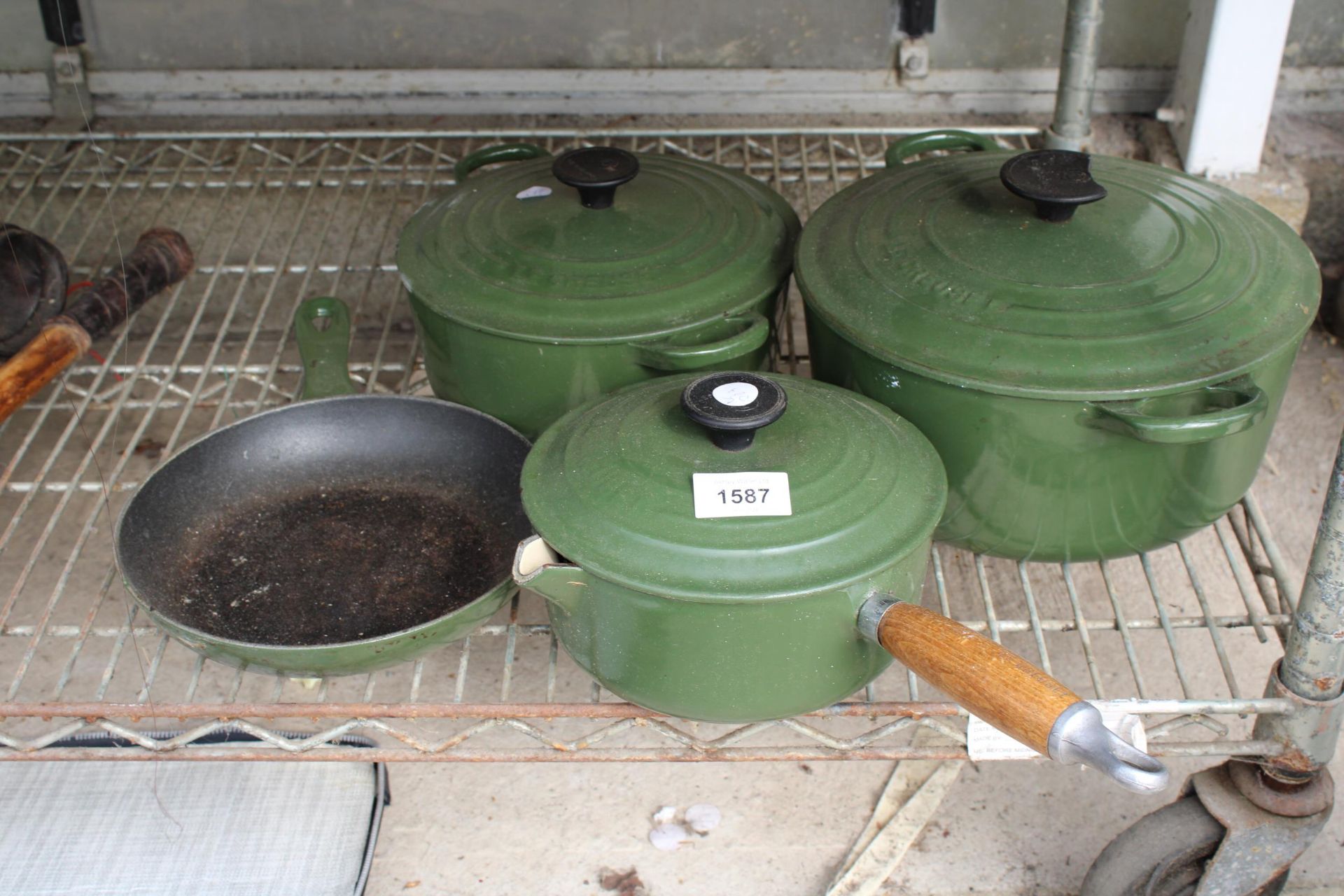 FOUR GREEN LE CREUSET PANS, ONE FRYING PAN AND THREE WITH LIDS