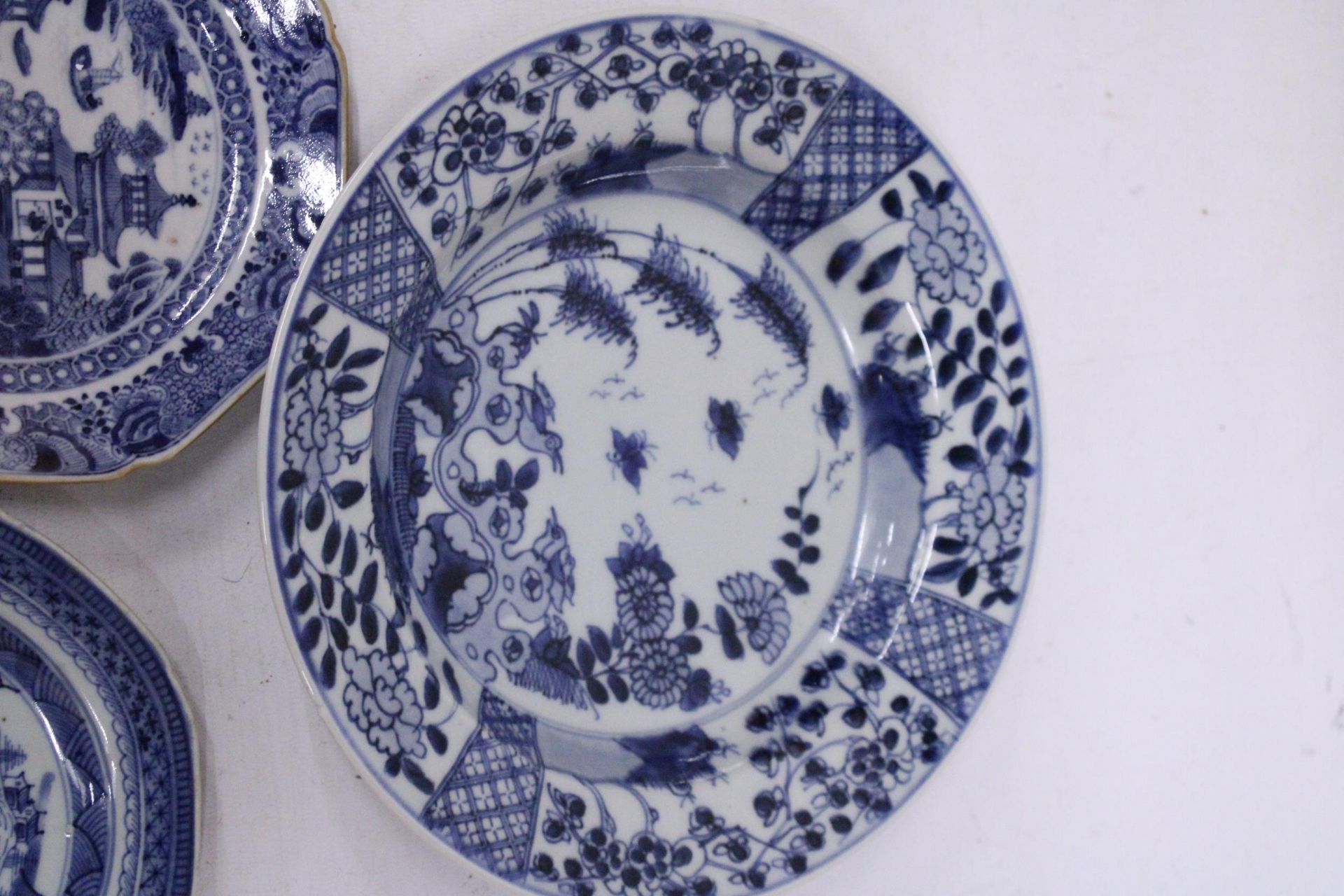 A COLLECTION OF CHINESE BLUE AND WHITE PORCELAIN TO INCLUDE A SMALL VASE, BOWL, PLATES, TEACUP ON - Image 5 of 5