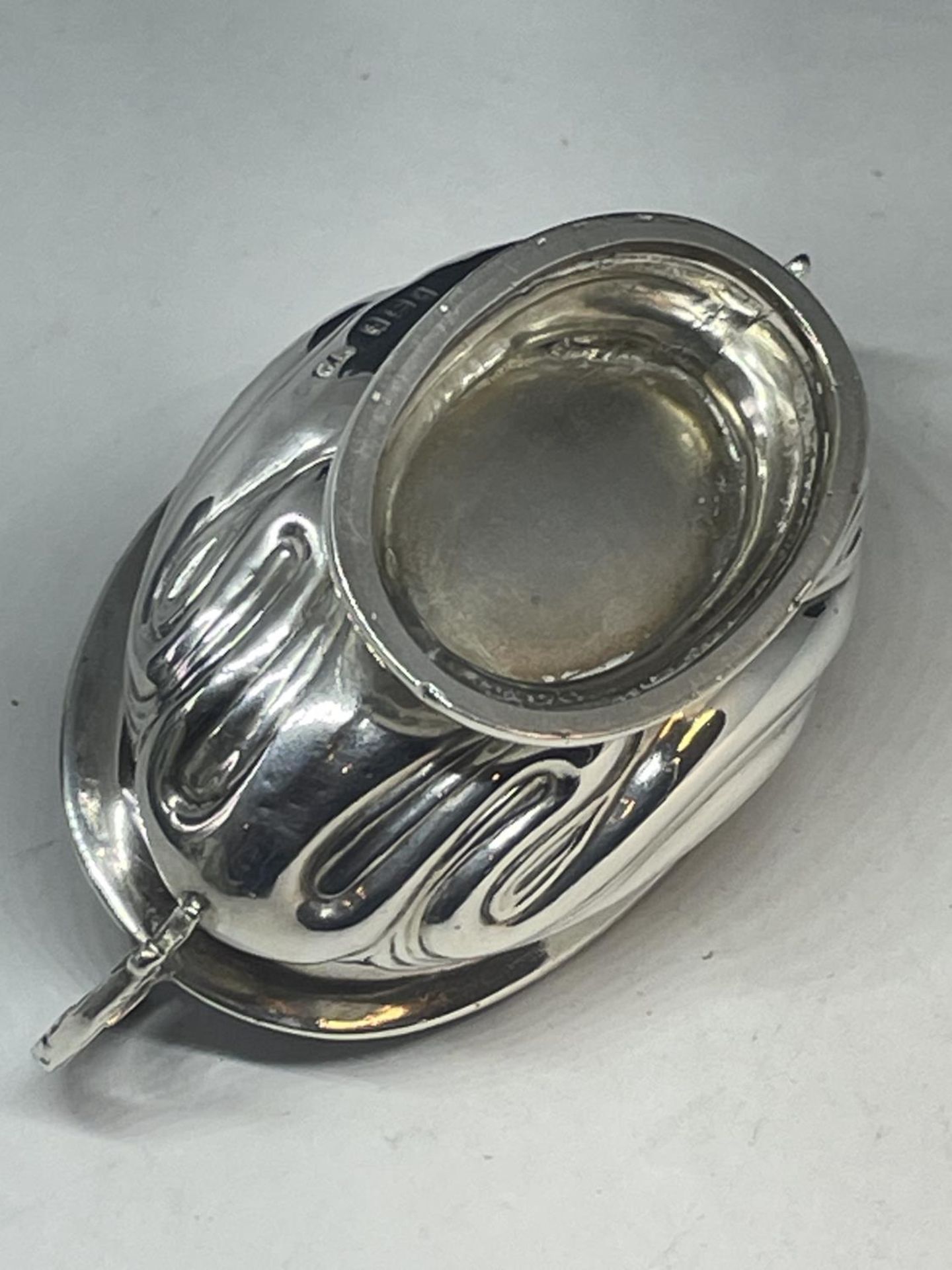 A HALLMARKED BIRMINGHAM SILVER TWIN HANDLED OVAL SALT GROSS WEIGHT 43.5 GRAMS - Image 3 of 4