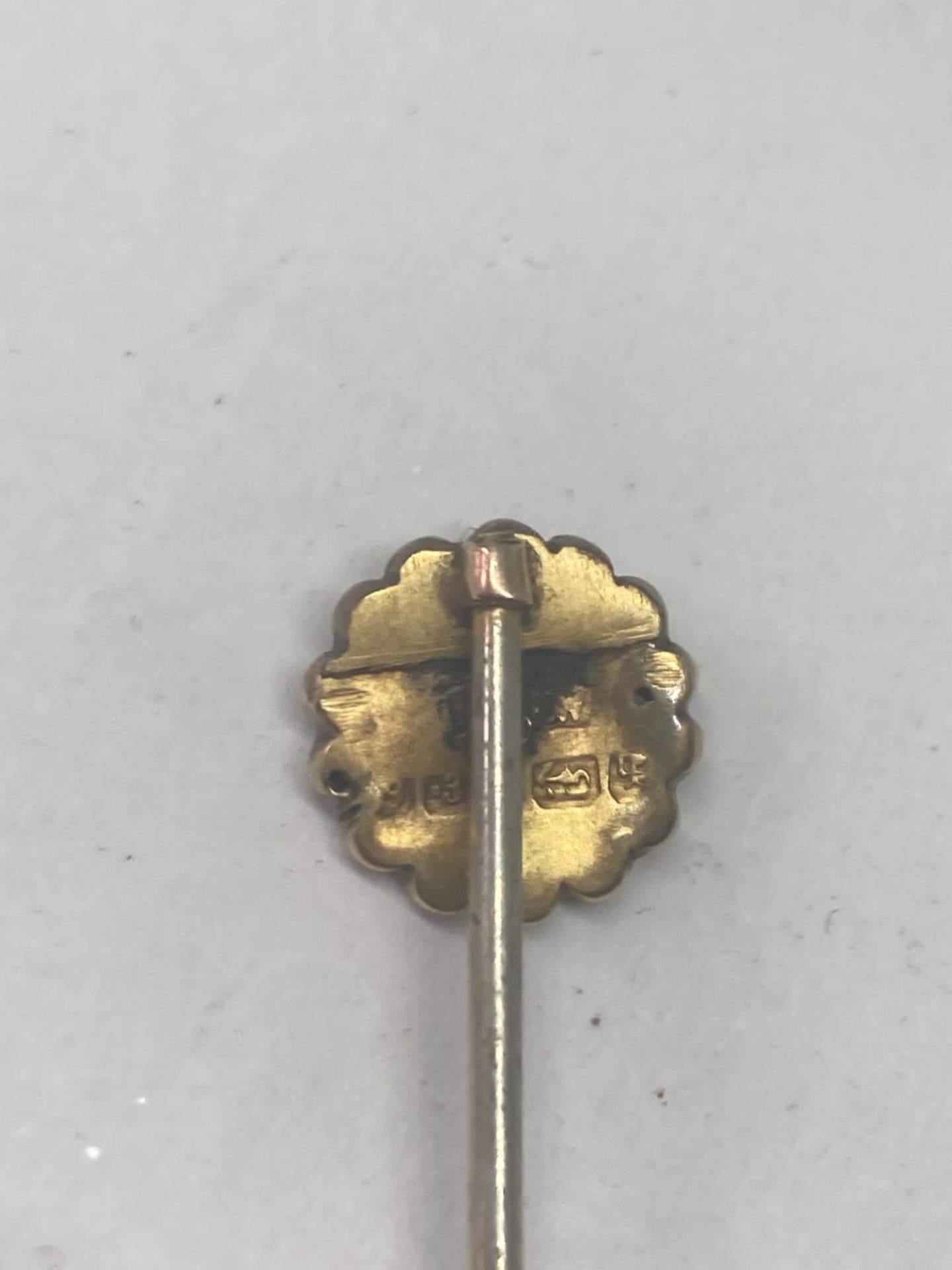 A VINTAGE 9 CARAT GOLD STICK PIN WITH DIAMOND TO CENTRE IN A PRESENTATION BOX - Image 6 of 8