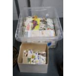 A BOX OF VINTAGE CIGARETTE CARDS PLUS TRADING CARDS