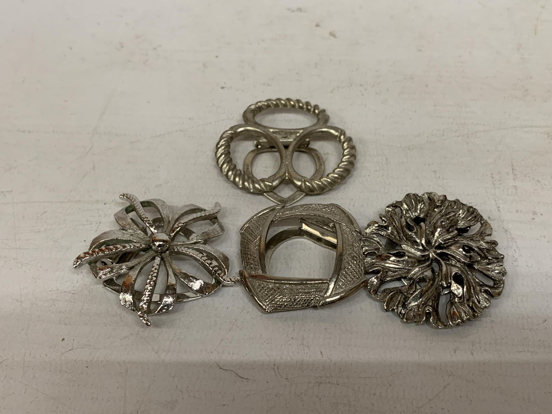 A QUANTITY OF VINTAGE BELT BUCKLES, HAIR SLIDES AND HAT PINS - Image 3 of 3
