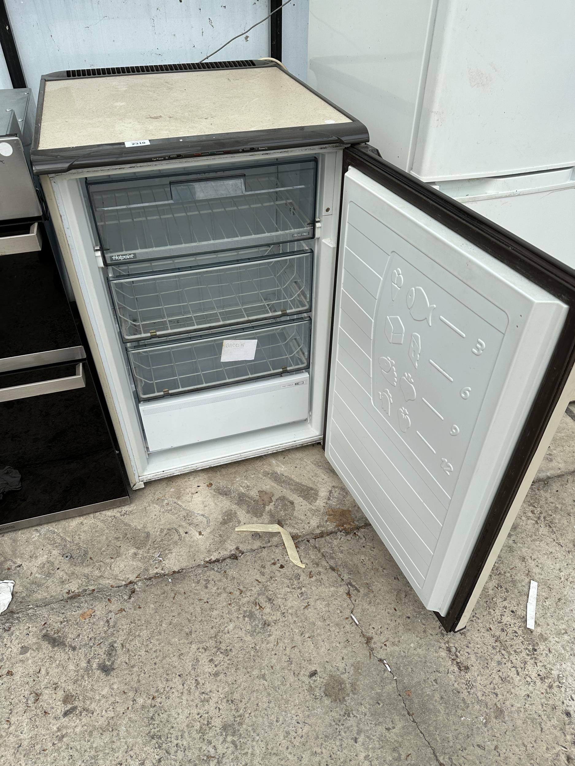 A BROWN AND CREAM HOTPOINT UNDER COUNTER FREEZER - Image 2 of 2