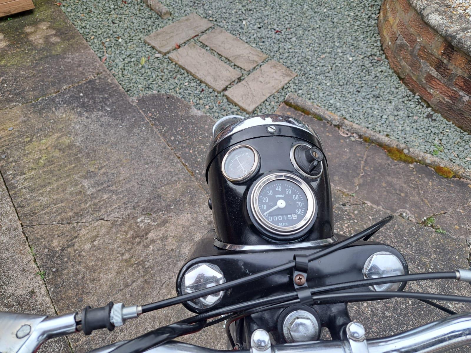 A 1963 BSA 350 MOTORCYCLE - ON A V5C, VENDOR STATES GOOD STARTER AND RUNNER, FROM A PRIVATE - Image 5 of 5