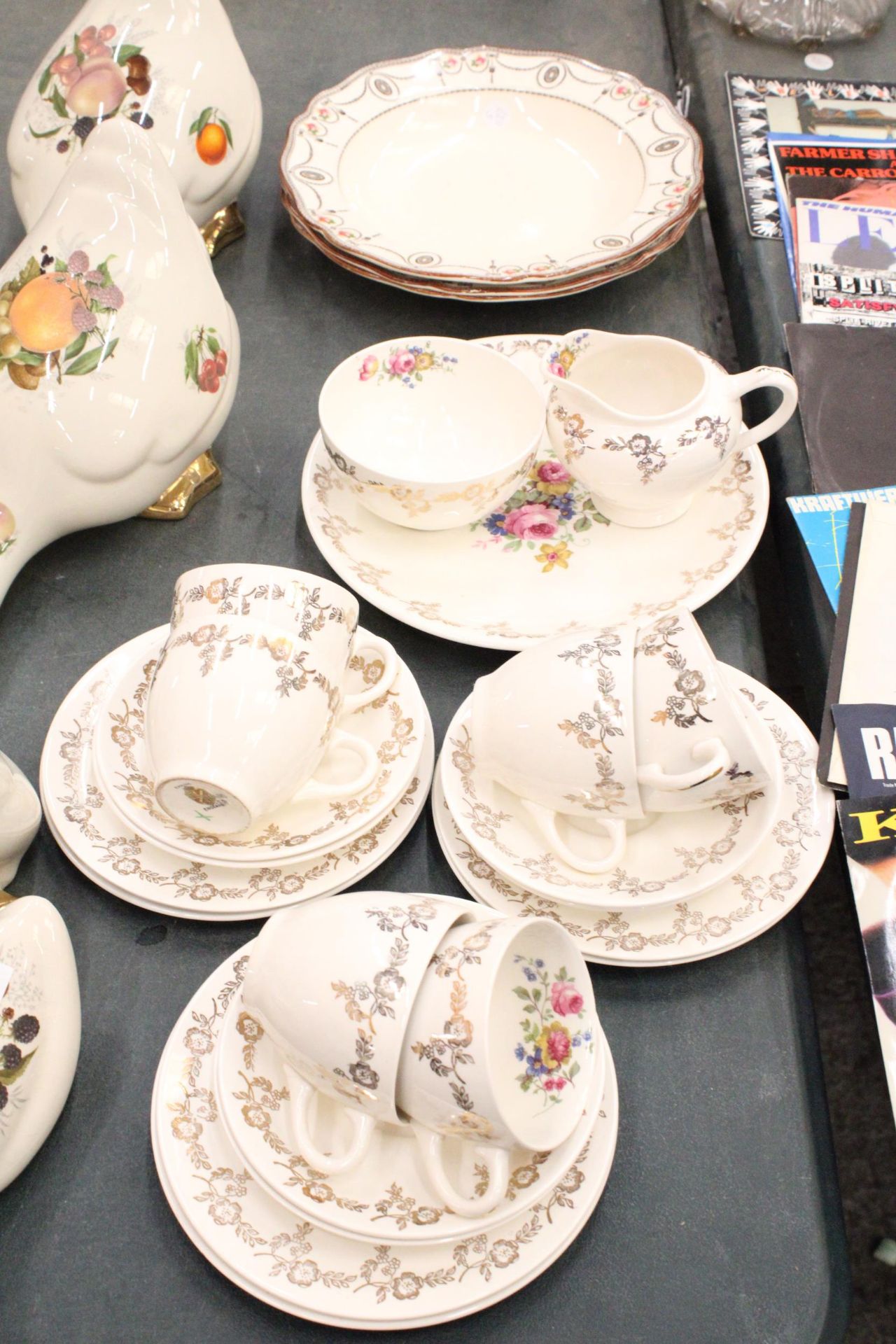 A QUANTITY OF VINTAGE TEAWARE TO INCLUDE, EMPIRE, CAKE PLATE, SUGAR BOWL, CREAM JUG, CUPS, SAUCERS