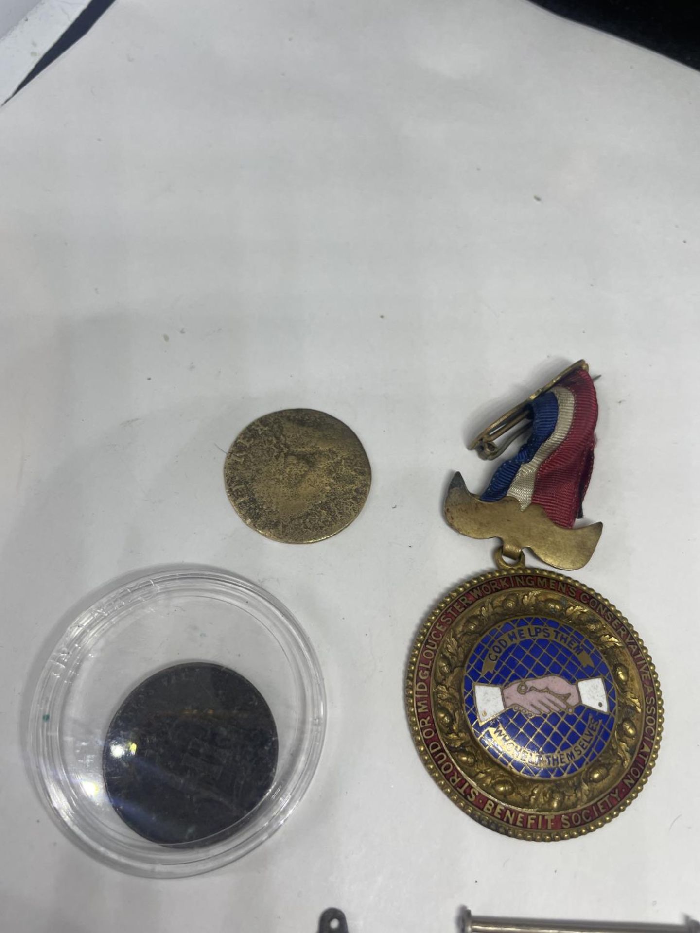 VARIOUS MEDALS AND TOKENS - Bild 2 aus 4