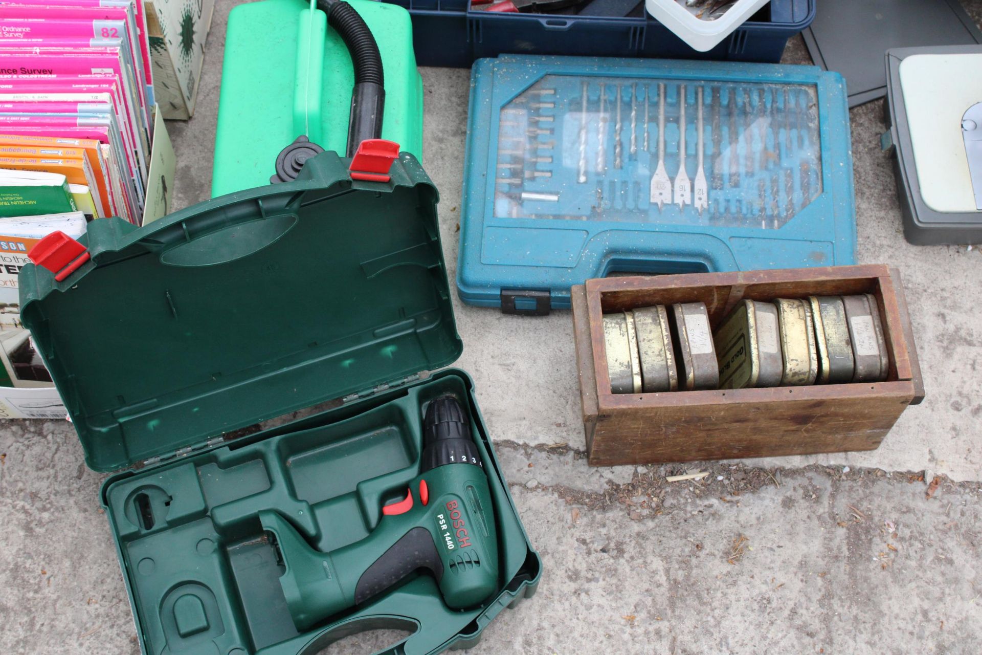 AN ASSORTMENT OF TOOLS TO INCLUDE A BOSCH DRILL, A DRILL BIT SET AND A TOOL BOX WITH AN ASSORTMENT - Image 4 of 4