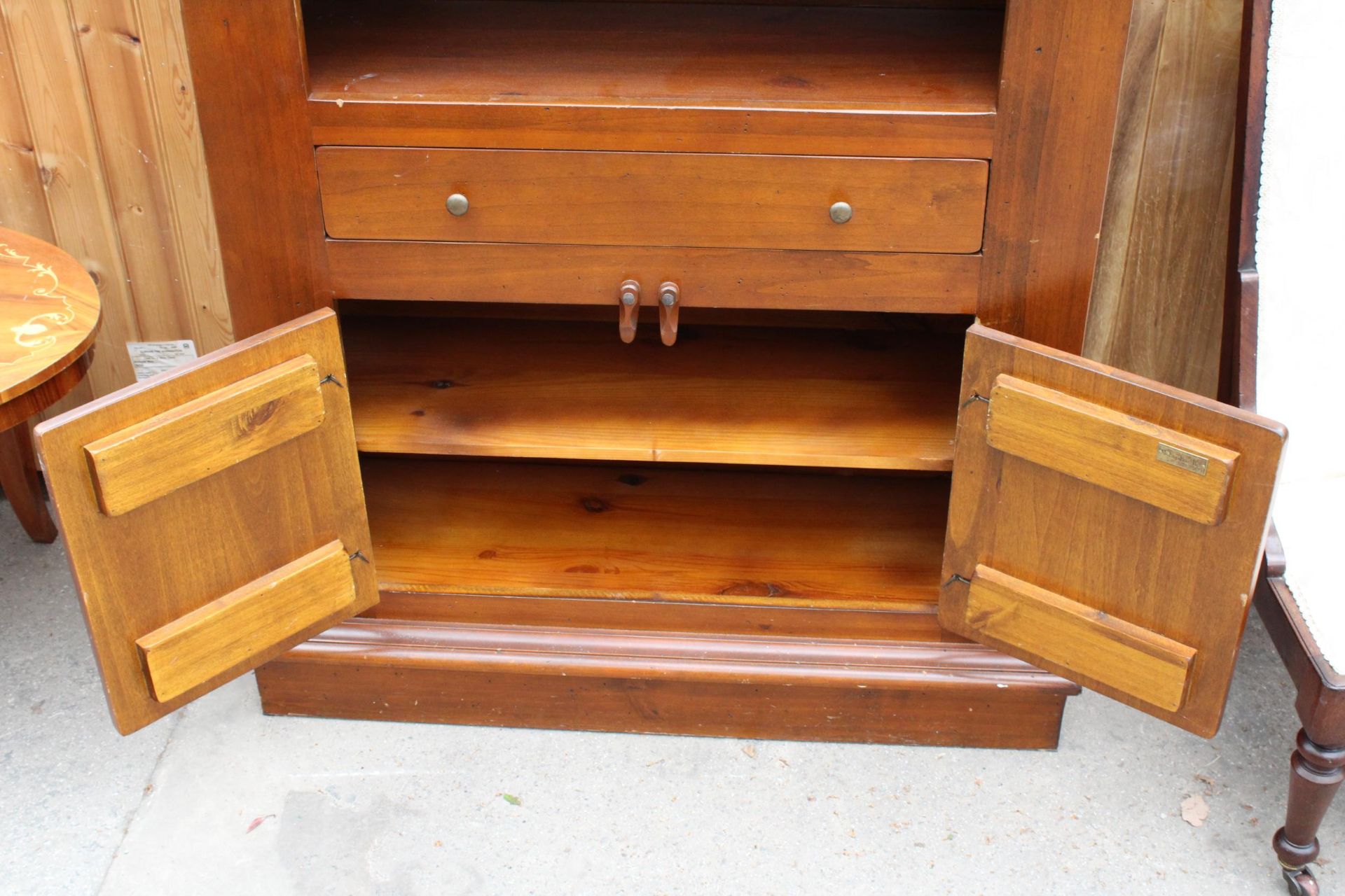 A HARDWOOD CUPBOARD WITH GLAZED UPPER PORTION, SINGLE DRAWER AND CUPBOARD TO BASE, 43" WIDE - Image 6 of 7