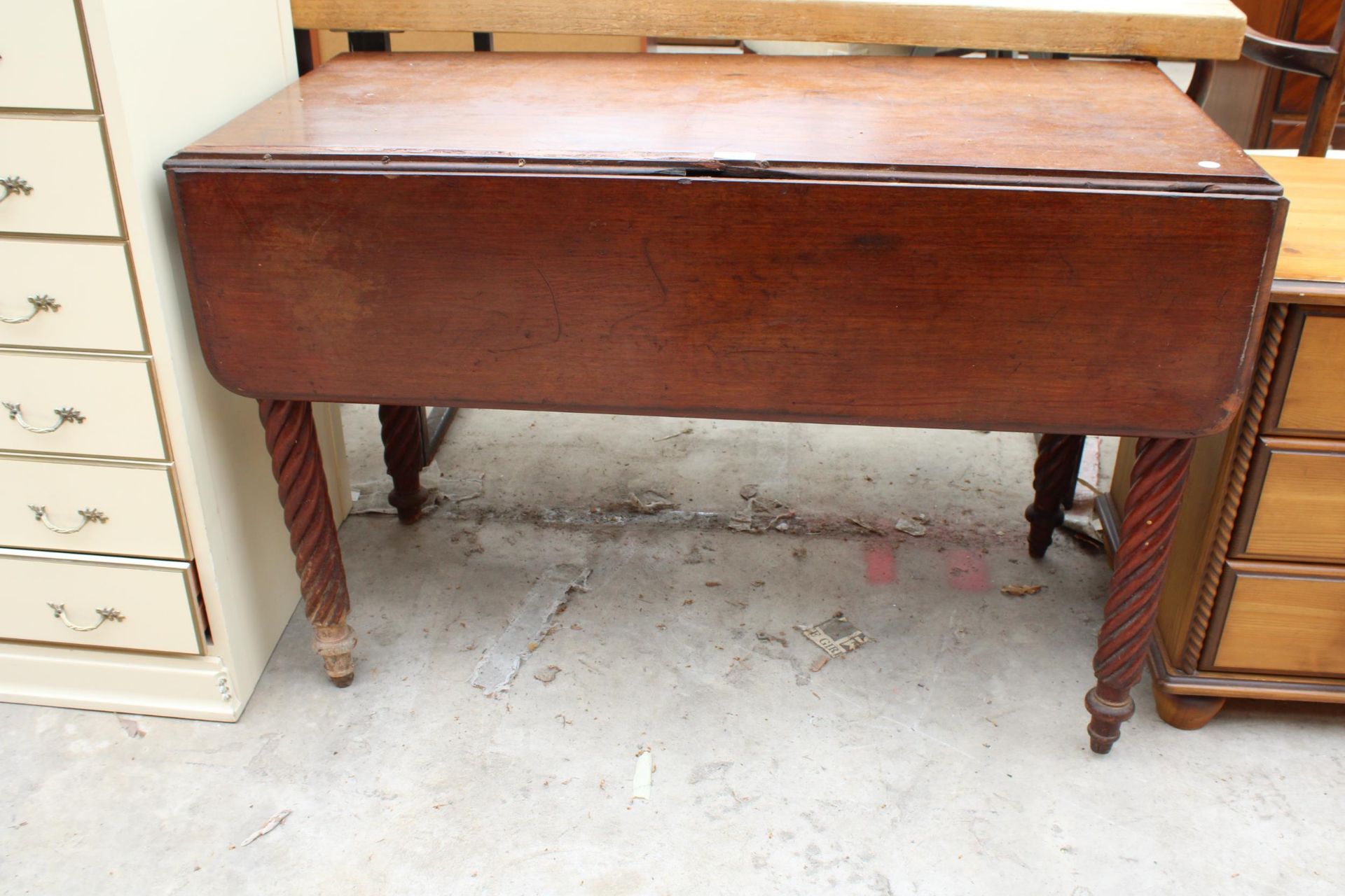 A VICTORIAN SATINWOOD PEMBROKE TABLE