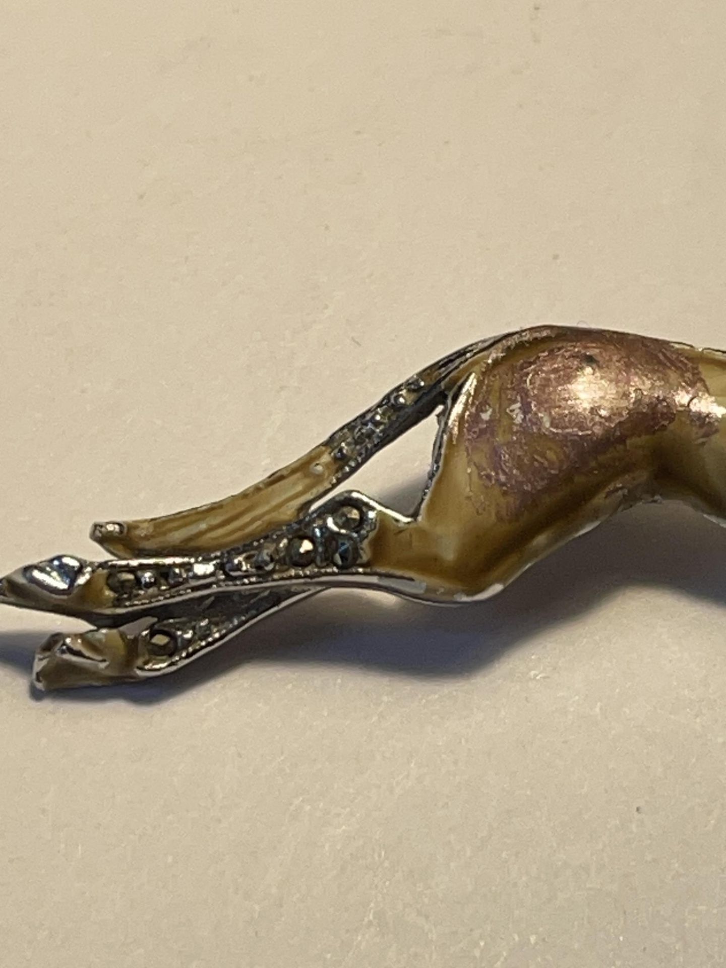 A VINTAGE ENAMELLED GREYHOUND BROOCH WITH A PRESENTATION BOX - Image 4 of 5