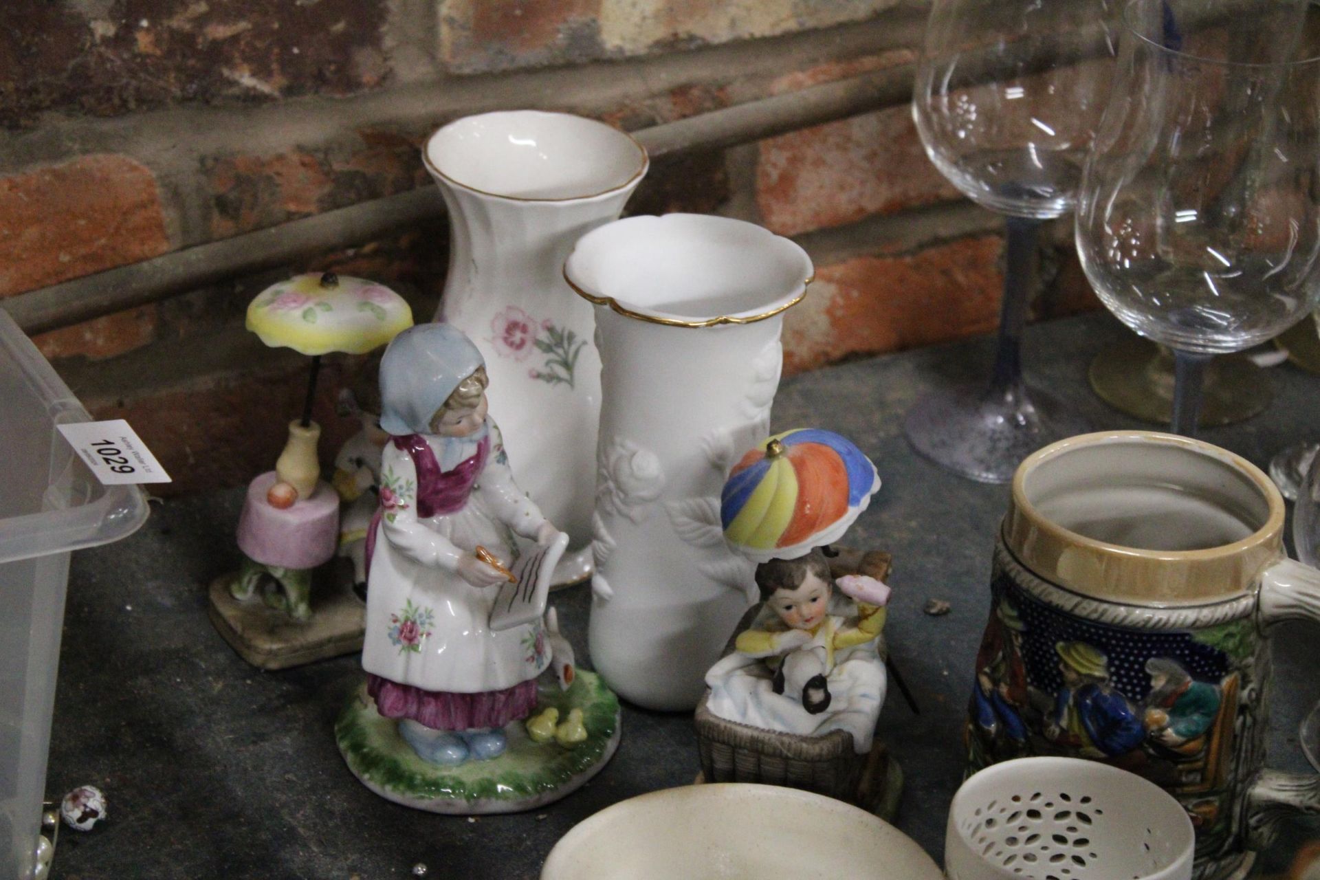 A MIXED LOT TO INCLUDE A AYNSLEY VASE, VINTAGE PURSE, AN UNUSAL EGG-SHAPED ABALONE SHELL OF A - Image 2 of 6