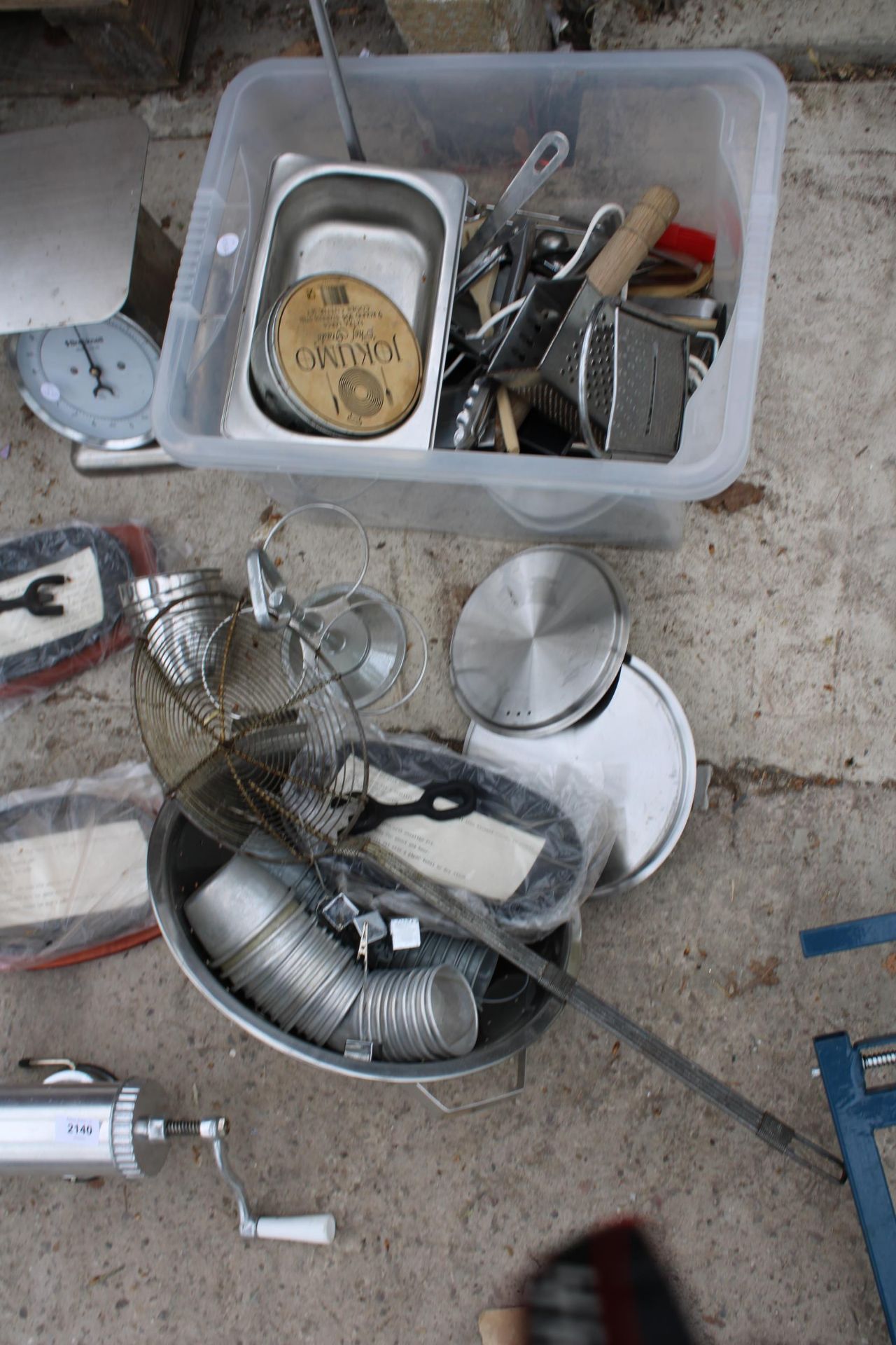 AN ASSORTMENT OF KITCHEN ITEMS TO INCLUDE SCALES, RAMEKINS AND UTENSILS ETC - Image 2 of 2