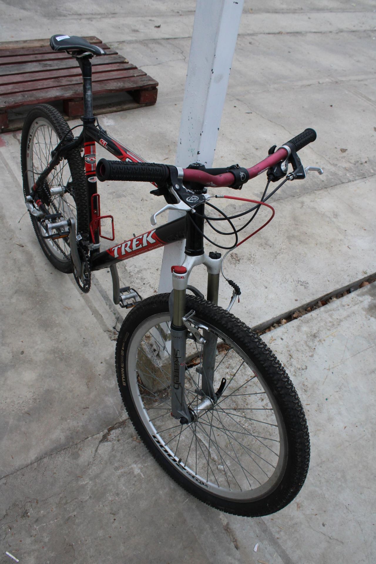 A TREK 8500 MOUNTAIN BIKE WITH 24 SPEED SHIMANO GEAR SYSTEM - Image 3 of 3