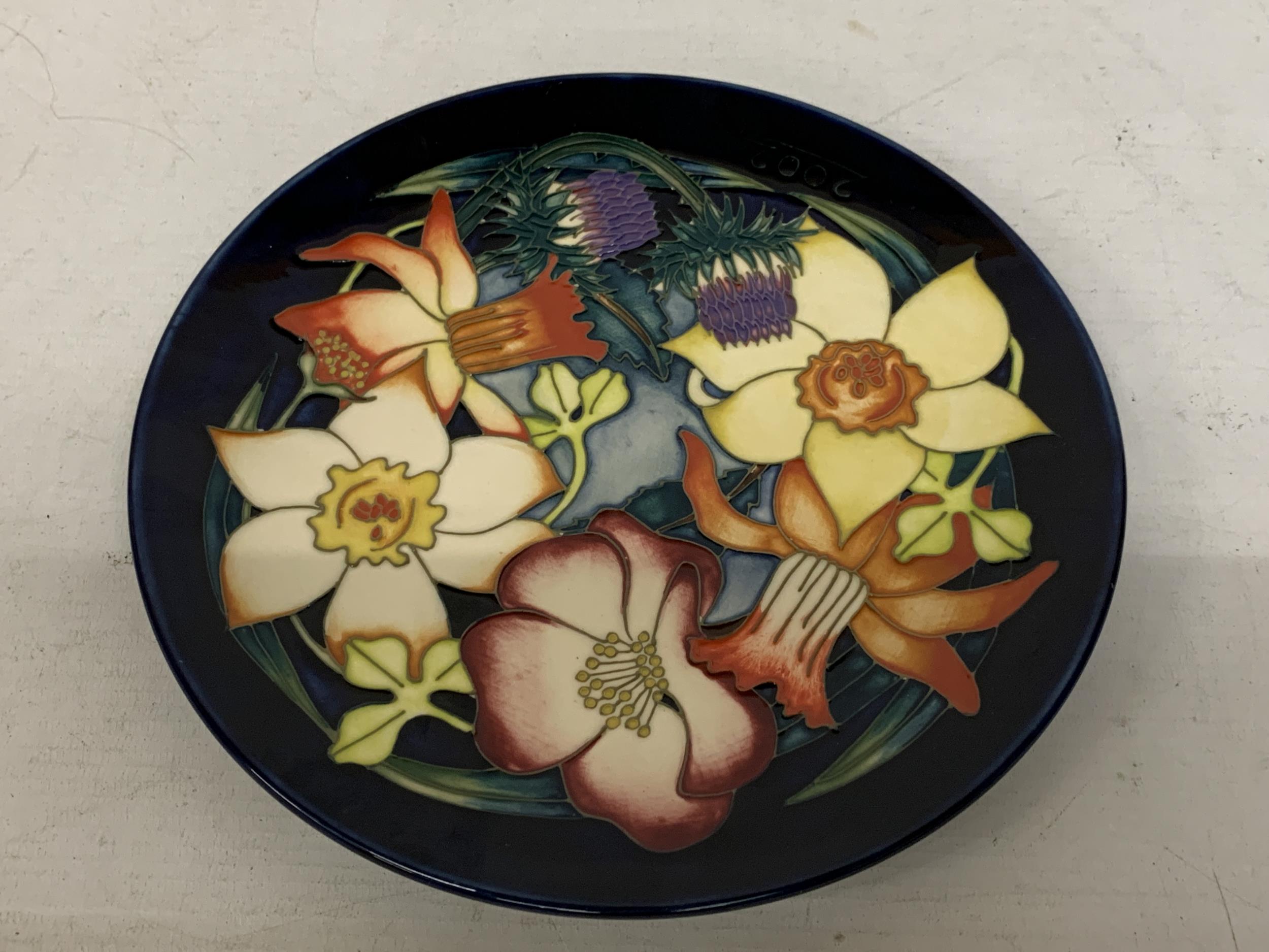 A MOORCROFT GOLDEN JUBILEE 2001 PLATE LIMITED EDITION 321/750 DESIGNED BY EMMA BOSSON - 22 CM (D)