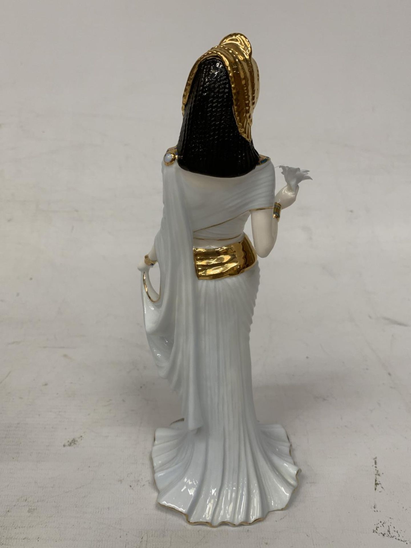 A COALPORT FIGURINE "CLEOPATRA" LIMITED EDITION 5419/9,500 - Image 3 of 5