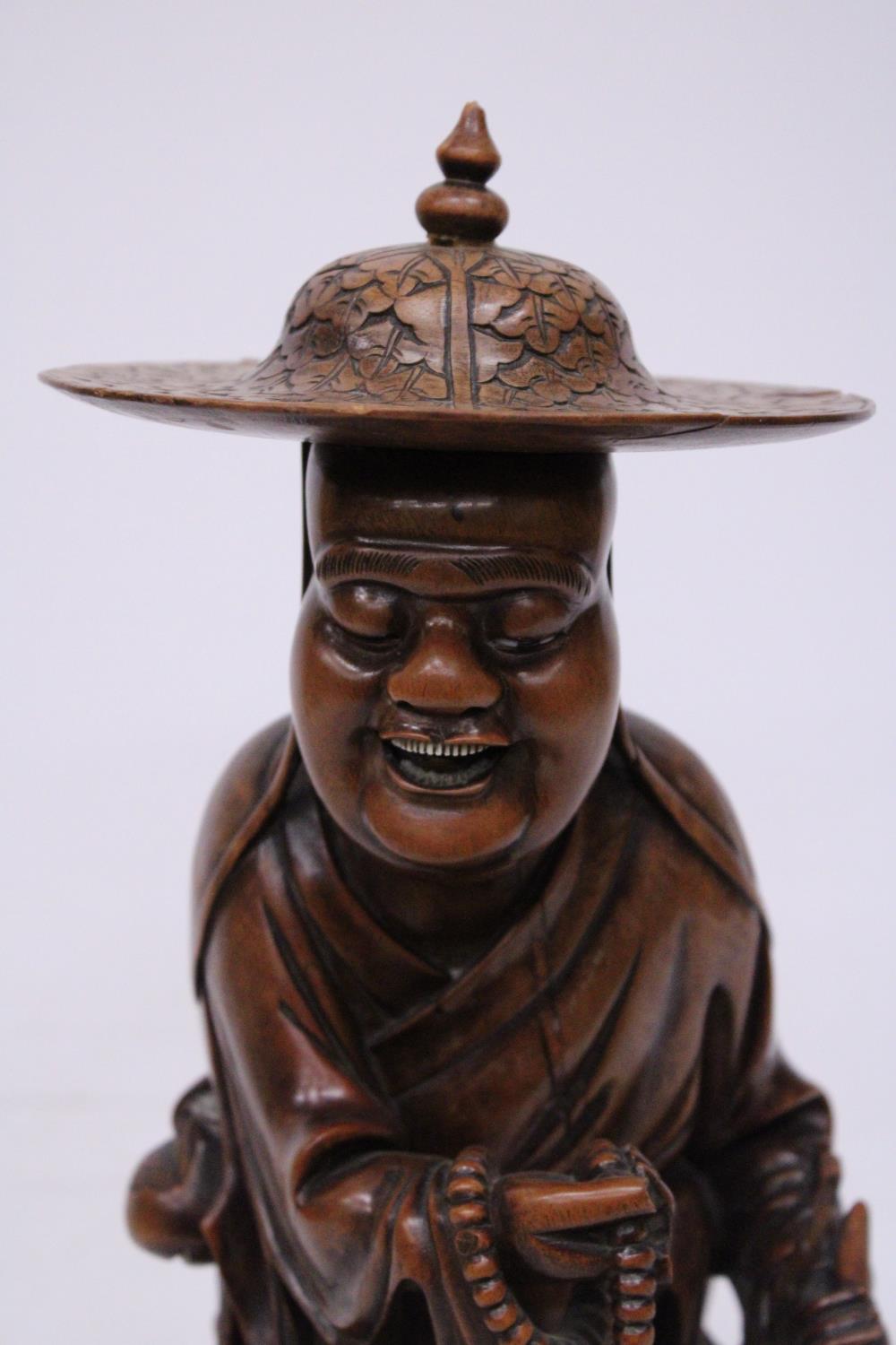 A VINTAGE ORIENTAL ROOTWOOD CARVING OF A HOLYMAN WEARING A TYPICAL COOLIE HAT WITH TEETH ( - Image 6 of 7