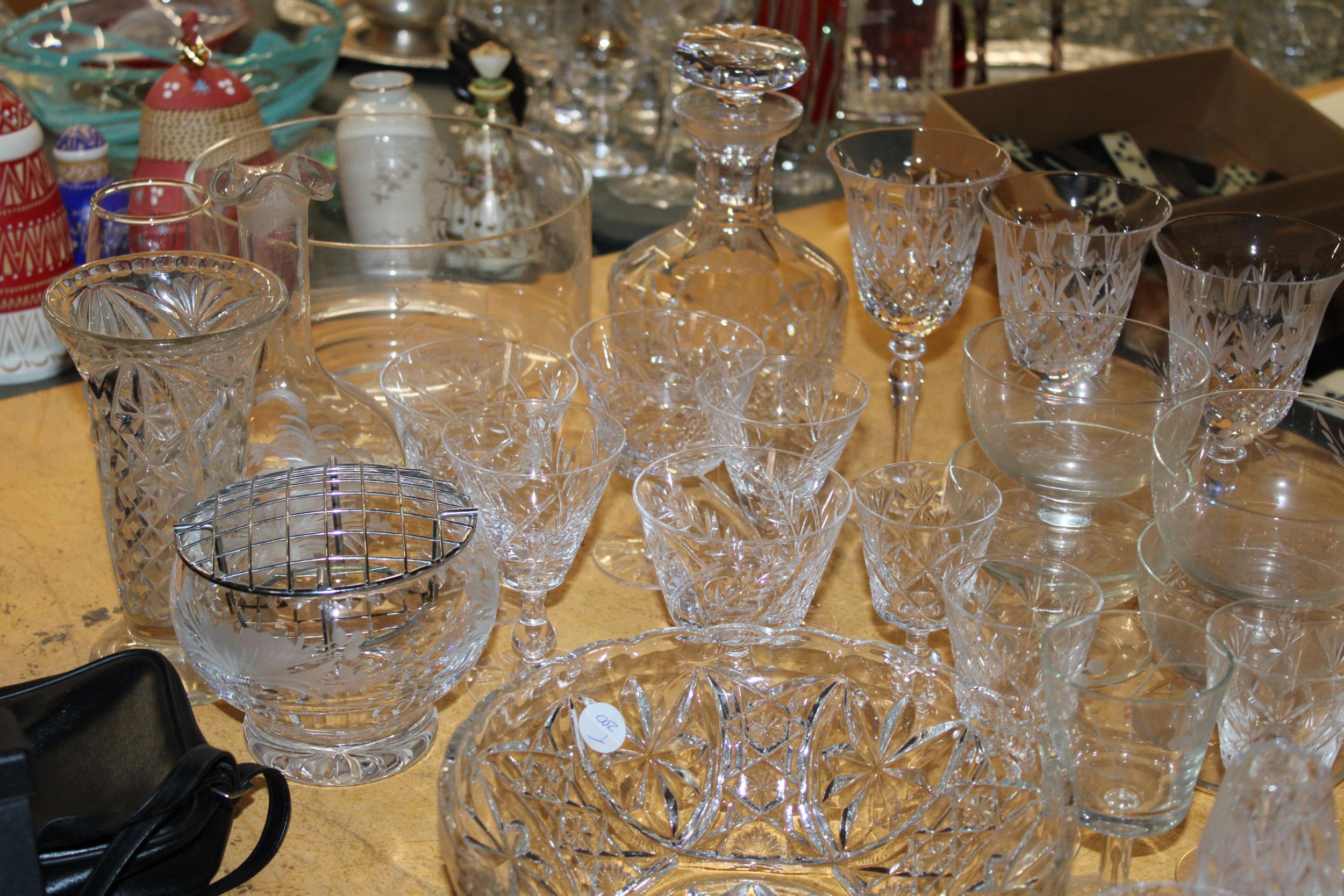 A LARGE QUANTITY OF GLASSWARE TO INCLUDE BOWLS, DECANTERS, A DRESSING TABLE SET, WINE GLASSES, - Image 5 of 5