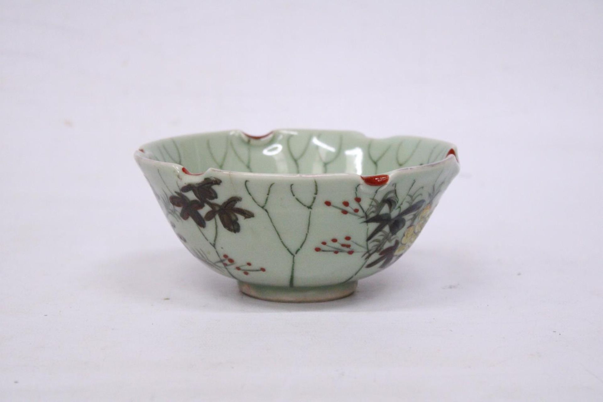 A CHINESE PORCELAIN GLAZED FOOTED BOWL WITH FLORAL DECORATION - Image 3 of 7