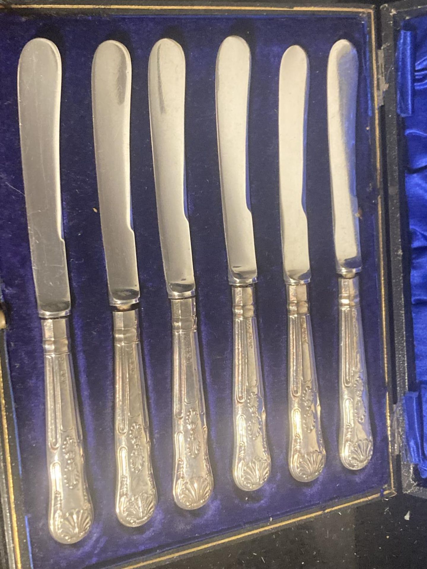 A SET OF SIX HALLMARKED SHEFFIELD SILVER HANDLED BUTTER KNIVES IN A PRESENTATION BOX - Image 2 of 4