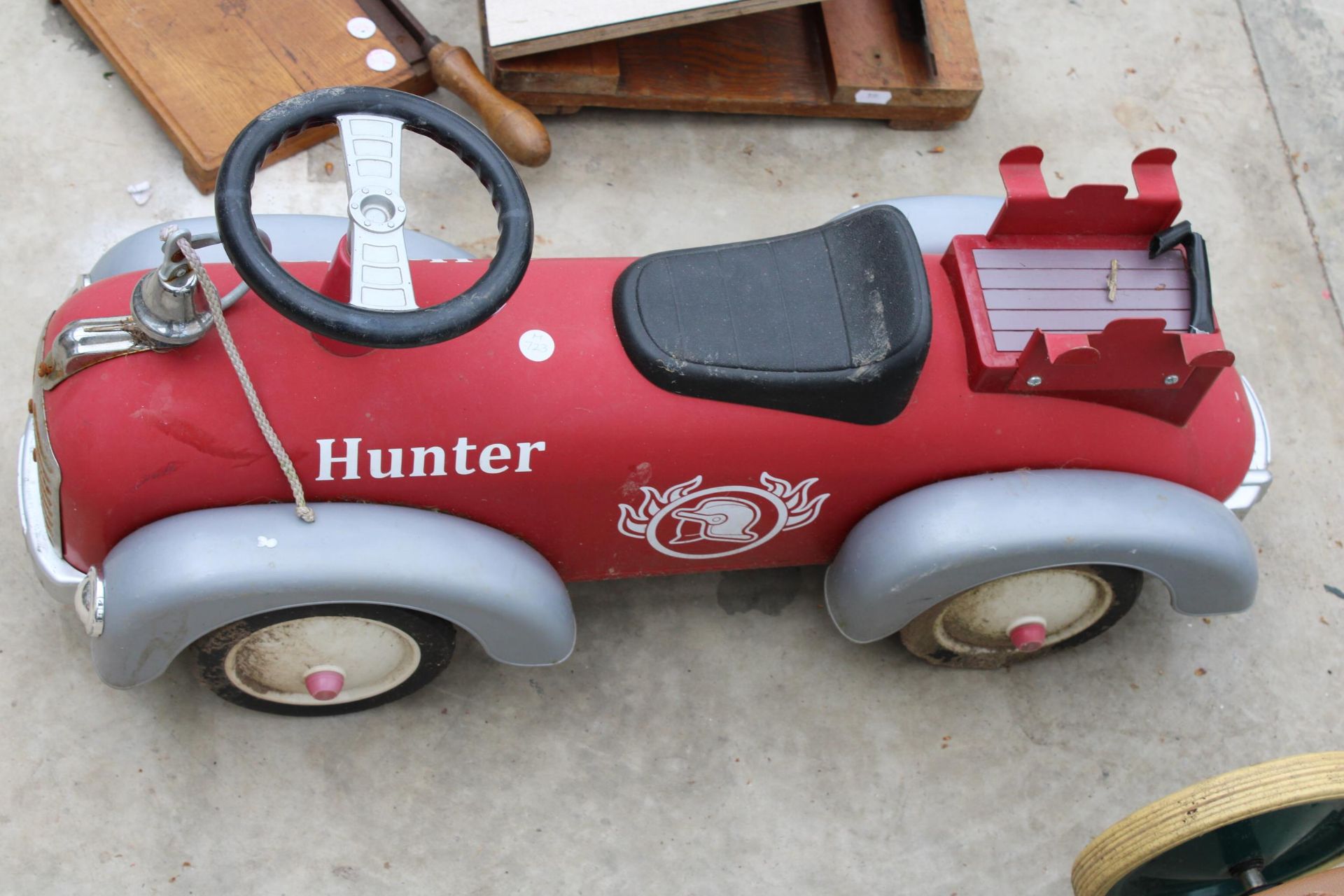 A RETRO CHILDS TRIKE AND A RIDE ALONG CAR - Image 4 of 4