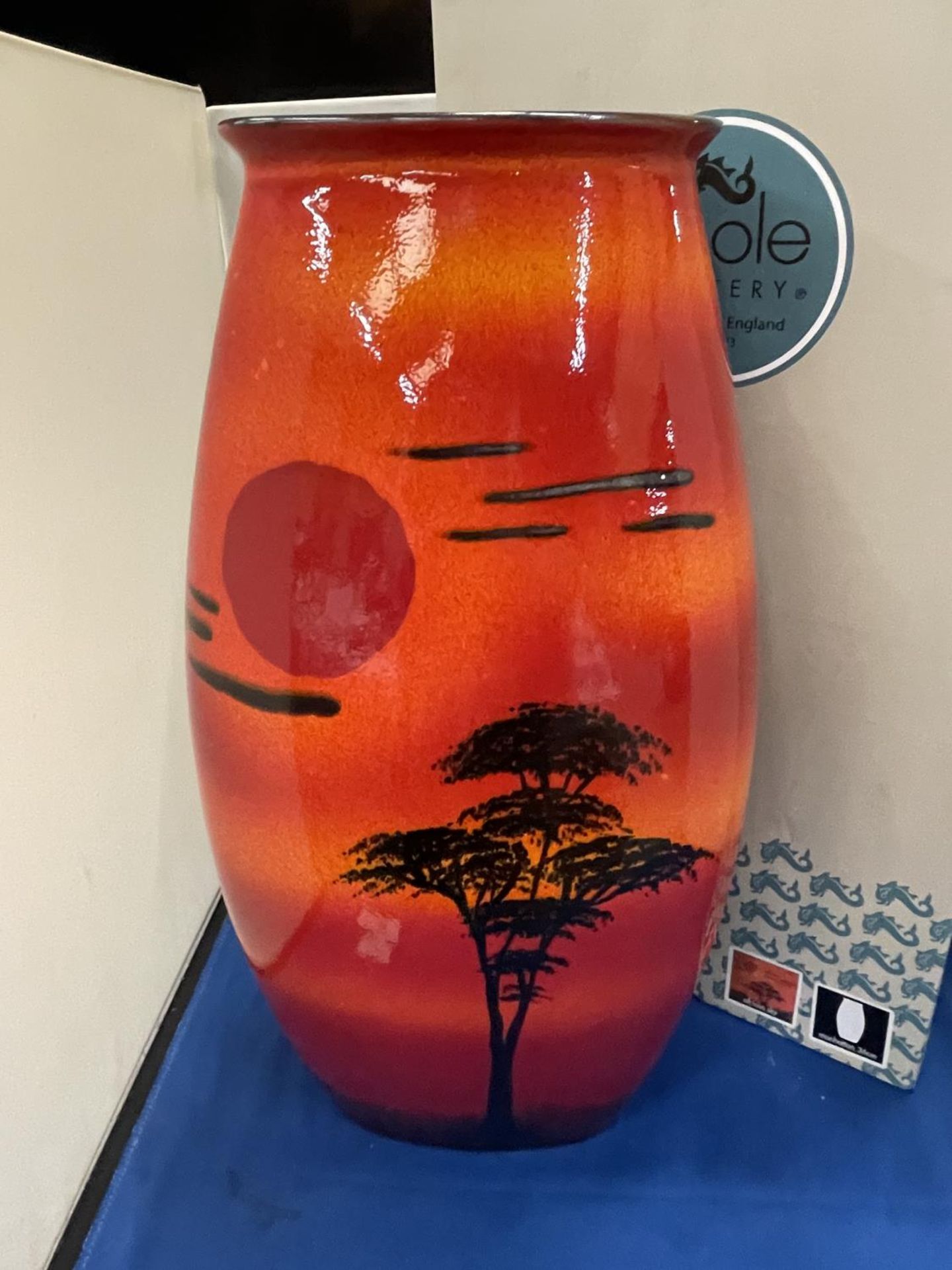 A POOLE POTTERY MANHATTON VASE WITH AFRICAN SKY DESIGN 36CM TALL WITH ORIGINAL BOX - Image 3 of 10