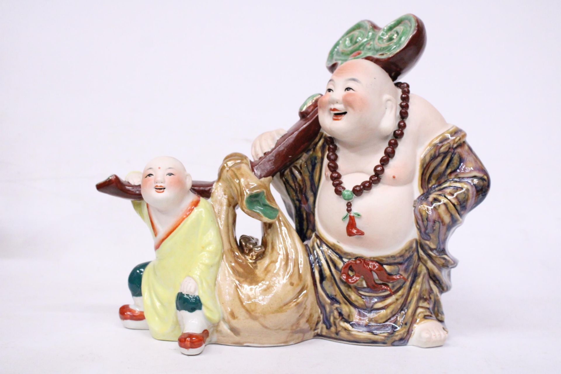 A CHINESE PORCELAIN BUDDHA WITH CHILD - Image 2 of 7