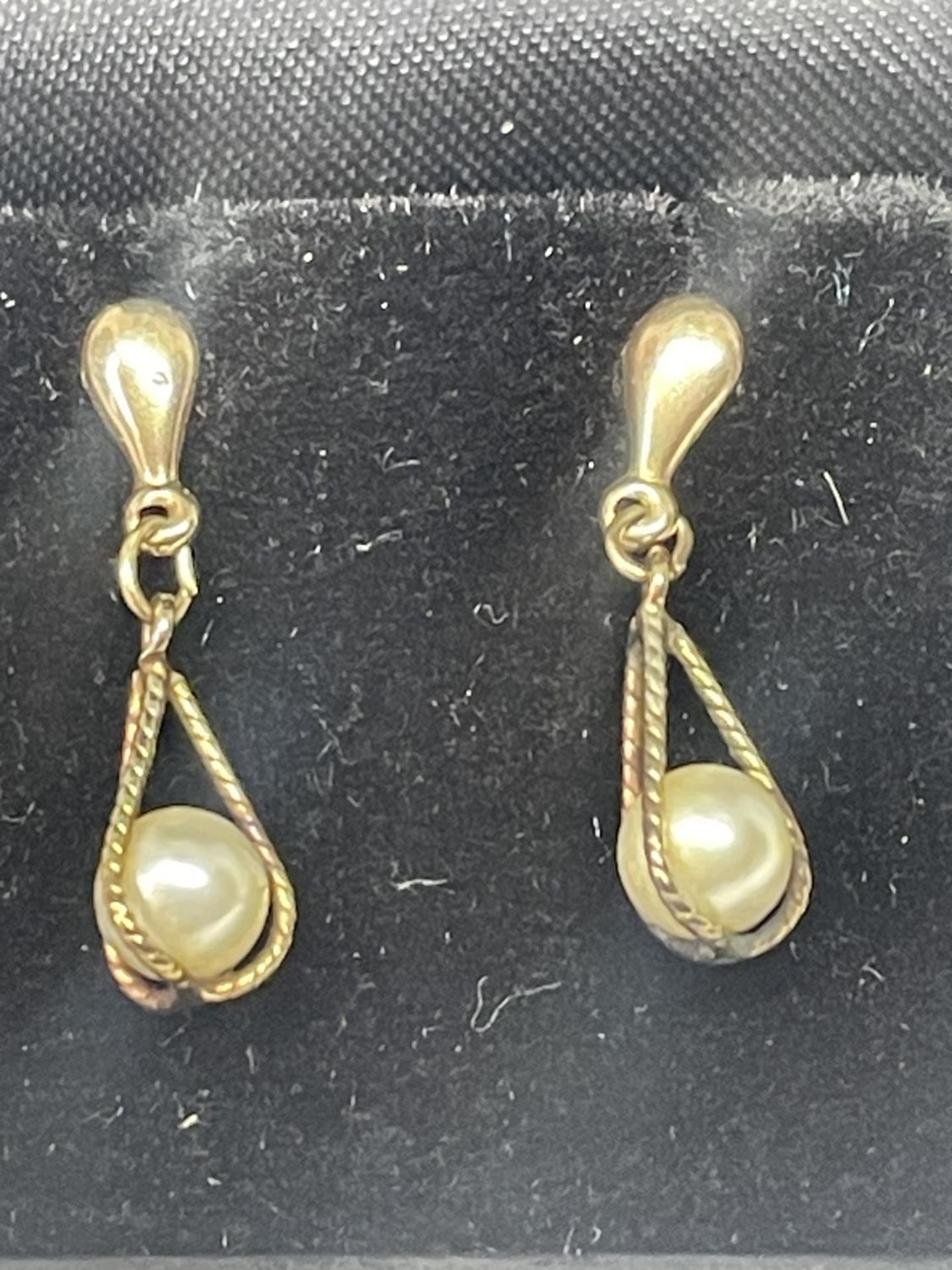 A PAIR OF 9 CARAT GOLD AND PEARL EARRINGS IN A PRESENTATION BOX - Image 2 of 3