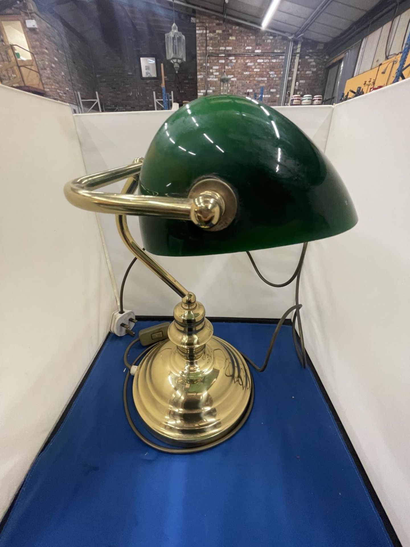 A BRASS BANKERS LAMP WITH A GREEN GLASS SHADE - Bild 5 aus 6