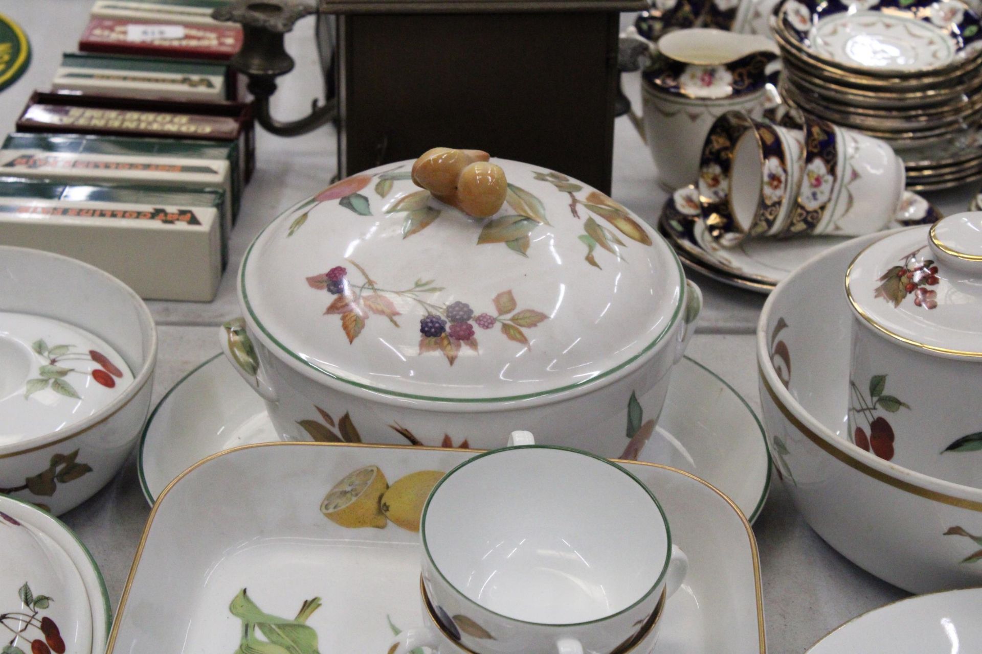 A QUANTITY OF ROYAL WORCESTER WARE TO INCLUDE PLATES, DISHES, PRESERVES JAR ETC - Bild 7 aus 7
