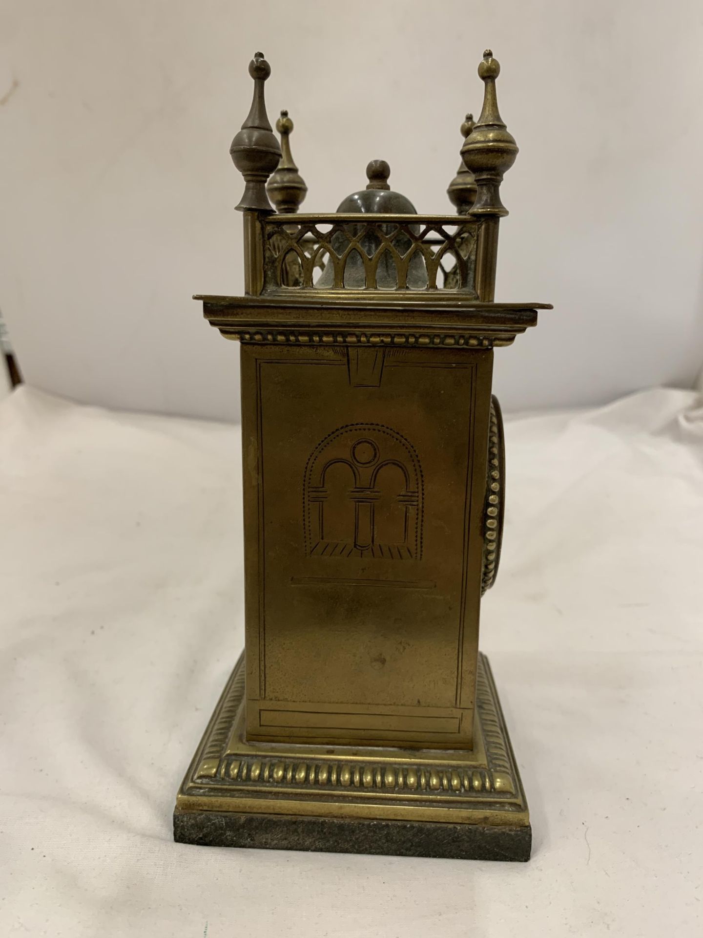A VINTAGE BRASS MANTEL CLOCK ON A MARBLE BASE, WITH FOUR SPIRES TO THE TOP. WORKING WHEN - Bild 4 aus 9