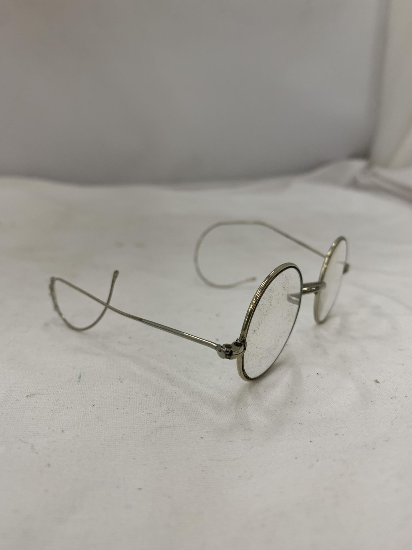 A PAIR OF VICTORIAN SPECTACLES, CASED - Image 3 of 3