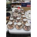 A LARGE QUANTITY OF VINTAGE 'IMARI' PATTERNED TEAWARE TO INCLUDE A SUGAR BOWL, CREAM JUG, CUPS,