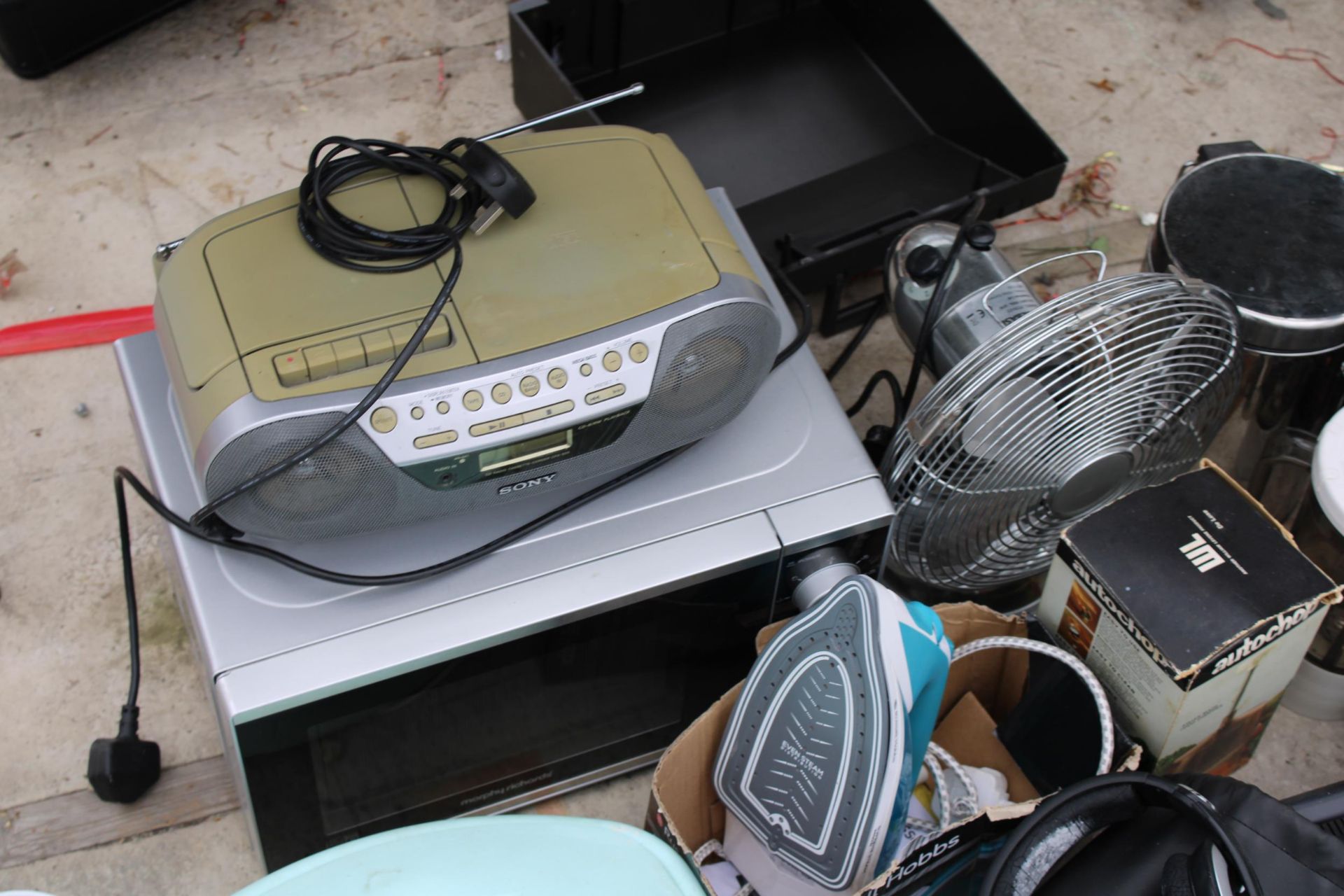 A LARGE ASSORTMENT OF ELECTRICALS TO INCLUDE RADIOS, FANS AND A MICROWAVE ETC - Image 3 of 5