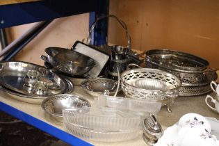 A MIXED LOT OF SILVER PLATED ITEMS TO INCLUDE WALKER & HALL BOWLS, A PAIR OF SALTS WITH LINERS,