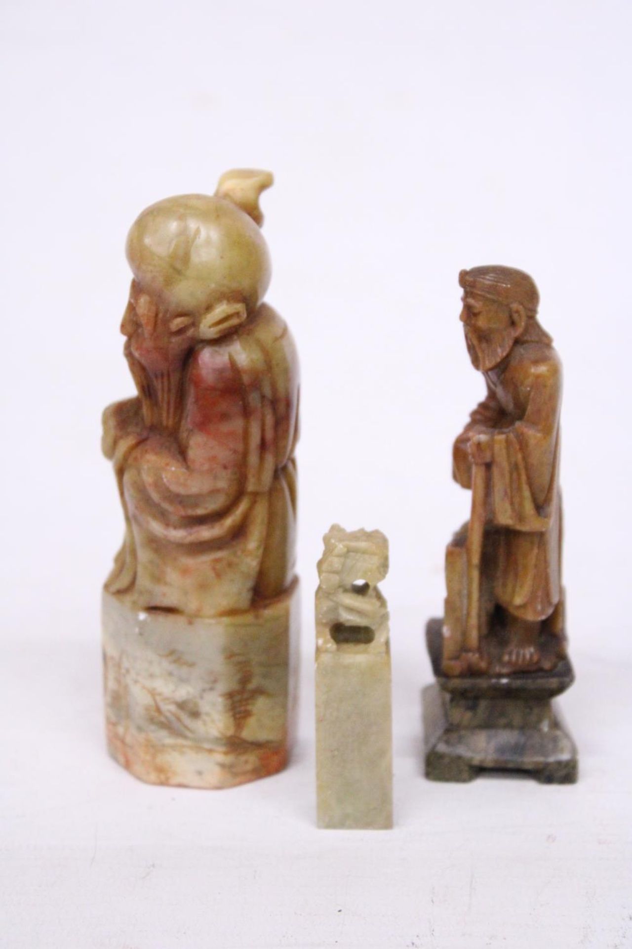 A CHINESE SHOU LAO TAO IMMORTAL CARVED SOAPSTONE SEAL TOGETHER WITH TWO FURTHER CARVINGS - Image 2 of 5